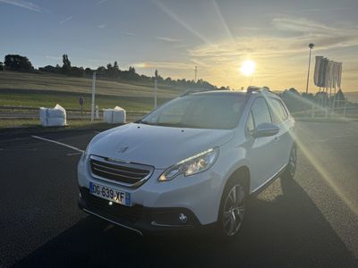 une voiture blanche garée dans un parking