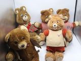 Plusieurs ours en peluche sont alignés les uns à côté des autres dans une cabine.