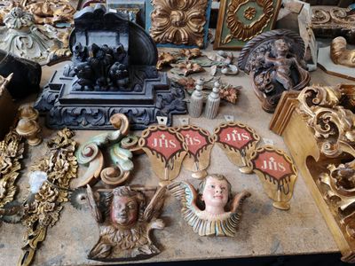 une table sur laquelle sont posés de nombreux objets anciens