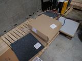 de nombreux cartons posés sur une palette