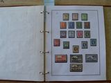 un classeur orné de timbres, posé sur une table