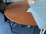 une table recouverte d'une nappe, avec une chaise devant