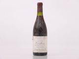 une bouteille de vin posée sur une table