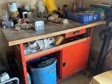 une image d'un établi dans un garage