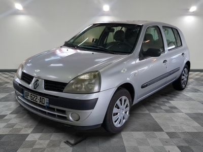 la photo d'une voiture argentée garée dans un garage