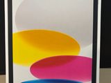 Un iPad 9 d'Apple est posé sur une table, avec une étiquette de prix dessus