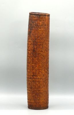 Carquois en bois dur habillé de vannerie, muni d’une petite …