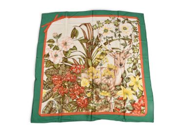 écharpe à imprimé floral vert et orange, avec un chat dessus