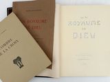 trois livres posés sur une table l'un à côté de l'autre