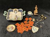 un grand nombre d'objets posés sur une table