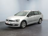 La Volkswagen Golf break est garée dans une grande pièce.