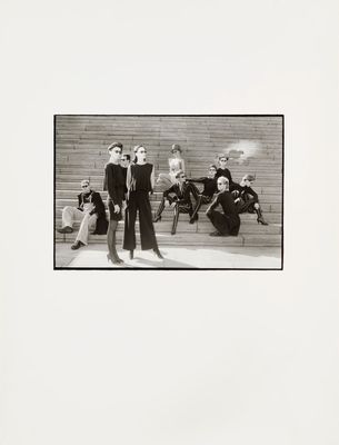 photographie en noir et blanc d'un groupe de personnes assises sur un banc