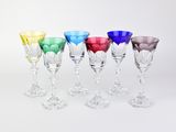 plusieurs verres à vin de couleurs différentes sont alignés