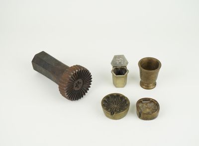 une image représentant un ensemble d'objets métalliques posés sur une surface blanche