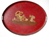 un plateau rouge orné d'un motif doré