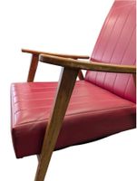 Fauteuil en bois naturel et skaï rouge à décor strié. (photo 4)