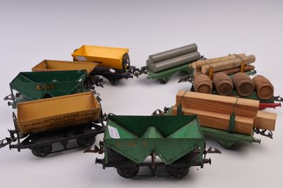 Plusieurs petits trains sont disposés en cercle sur une surface blanche