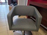 une chaise grise dans une pièce aux murs rouges