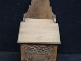 boîte en bois ornée d'un motif sculpté sur le couvercle, sur fond noir