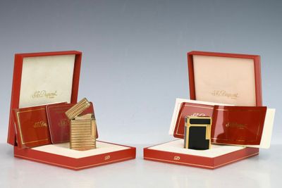 une paire de boîtes rouges et blanches contenant chacune un briquet