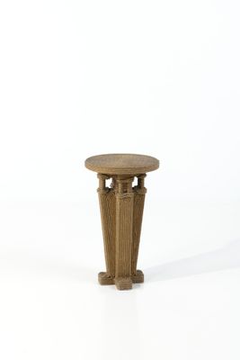 une image représentant une petite table en bois posée sur une surface blanche