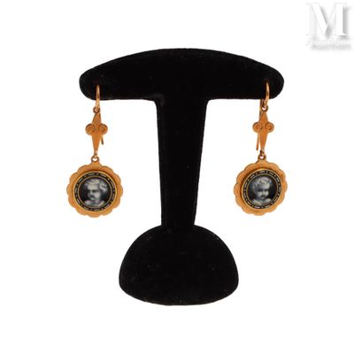une image représentant une paire de boucles d'oreilles sur laquelle figure le portrait d'une femme