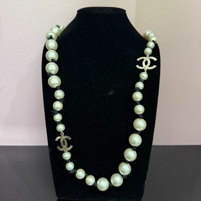 Sautoir Couture CHANEL métal doré, perles blanche et galon n…