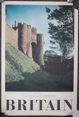 une photo d'une photo d'un château accrochée au mur