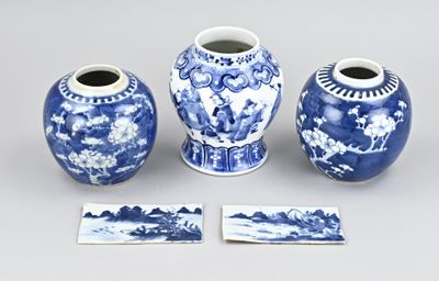 trois vases bleus et blancs placés les uns à côté des autres