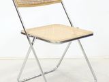 une image représentant une chaise pliante avec une assise en osier
