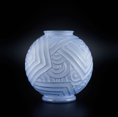 un vase blanc orné d'un motif sur un fond noir