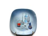 une assiette bleue sur laquelle est représenté un ensemble d'instruments dentaires