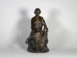statue en bronze représentant une femme assise sur un rocher, tenant un panier de fleurs