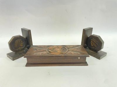 une image représentant un serre-livres en bois surmonté d'une horloge