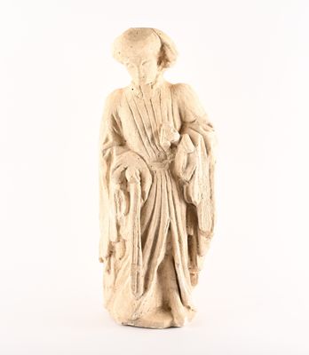 une vieille statue représentant un homme vêtu d'une robe et coiffé d'un chapeau