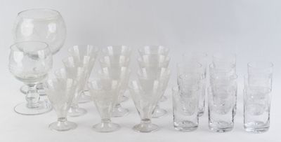 beaucoup de verres et un verre à vin sur la table