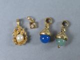trois breloques plaquées or ornées de perles bleues, vertes et blanches