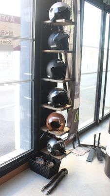 de nombreux casques exposés dans la vitrine d'un magasin