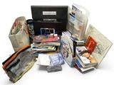 une photo montrant plusieurs objets posés sur une table