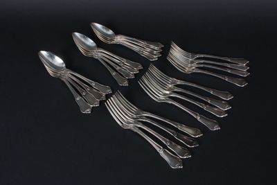 12 couverts en argent minerve, monogrammés, modèle à noeuds. - Photo 1