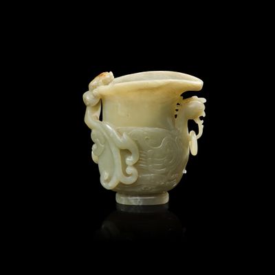 un vase blanc muni d'une anse, posé sur une surface noire