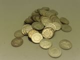 une pile de pièces posées les unes à côté des autres sur une table