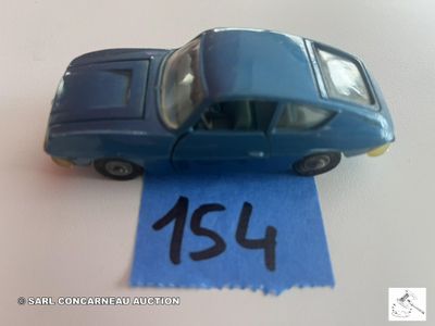 une petite voiture posée sur une feuille de papier bleue