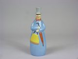 une figurine représentant un homme tenant une carotte à la main
