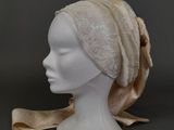 une tête de mannequin blanche surmontée d'un foulard