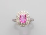une bague en saphir rose et diamant