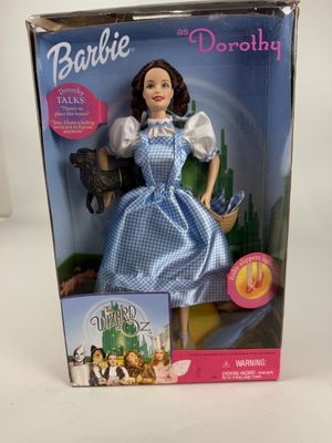La poupée se trouve dans une boîte sur laquelle figure une image du sorcier.