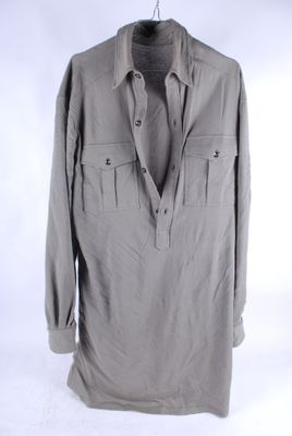 Une chemise en aertex gris/vert
