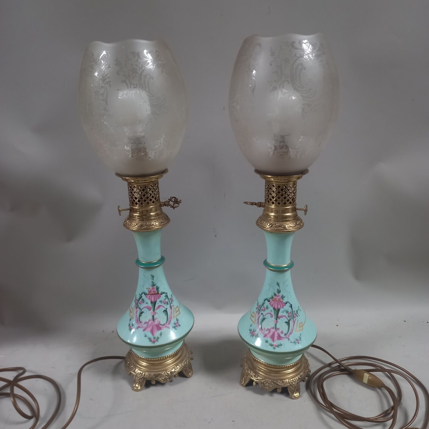 Deux LAMPES en porcelaine et montures en métal doré à décor …