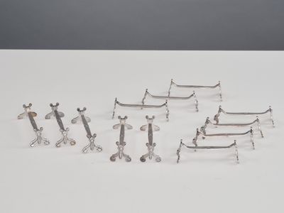 tout un tas de vis posées sur une table